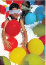 bambini bendati con palloncini